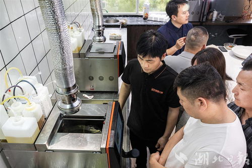 科技賦能餐飲 武漢炒菜機(jī)器人服務(wù)全球1600余家餐廳，引領(lǐng)智能化保潔新趨勢